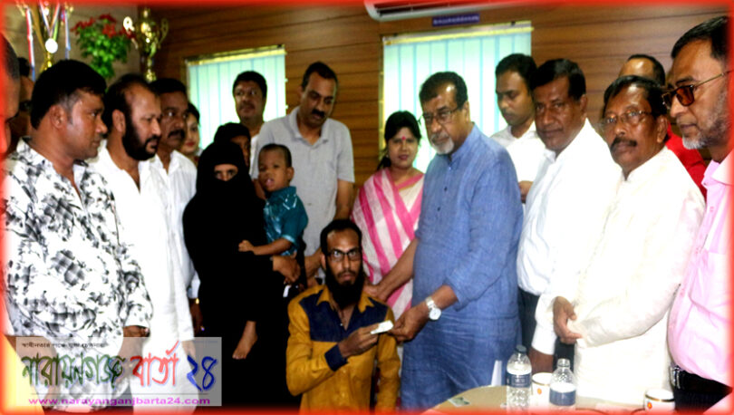 প্রতিবন্ধীদের হাতে কার্ড তুলে দিলেন এমপি সেলিম ওসমান