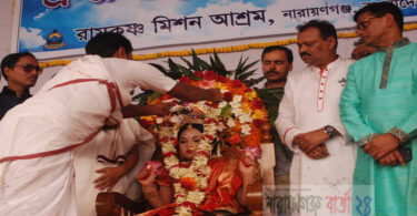 চালকদের মুখে কালি মেখে কান ধরে উঠবস করায় শ্রমিকরা