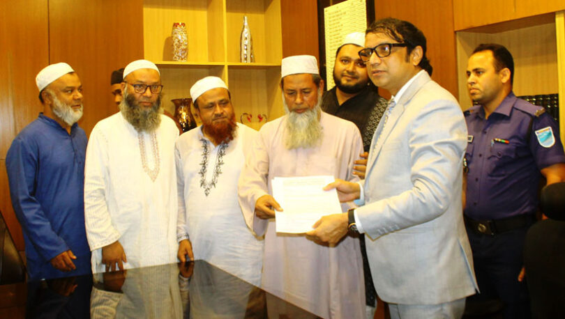 ‘মসজিদে আমলে বসতে বাধা দিচ্ছে ও হামলা করছে’