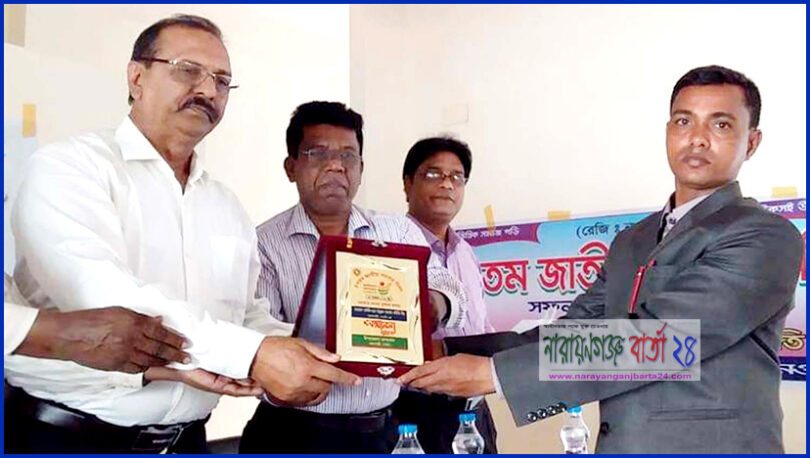 নওগাঁতে সম্মাননা স্মারক পেলেন সমাধান সার্বিক গ্রাম উন্নয়ন সমবায় সমিতি