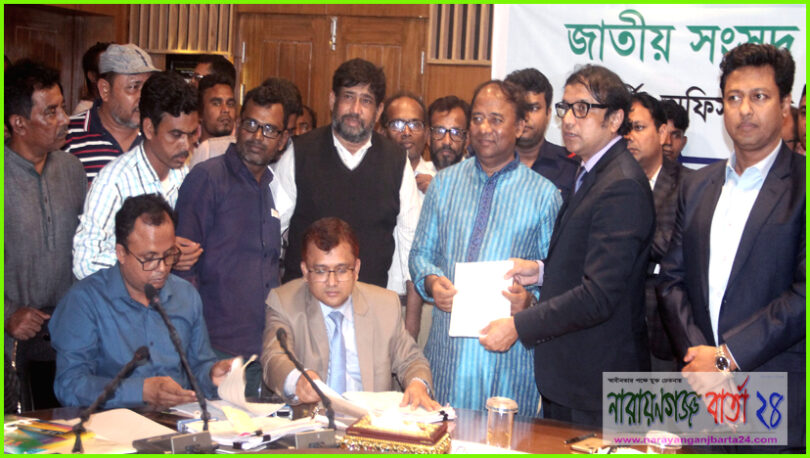 জেলা রিটার্নিং অফিসারের কাছে খোকা মোল্লার মনোনয়ন জমা