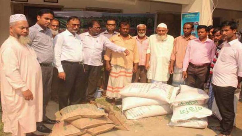 বন্দরে কৃষকদের মাঝে বীজ ও সার বিতরণ