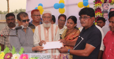 সোনাকান্দায় সেলিম ওসমানের ২৫লাখ টাকার চেক প্রদান