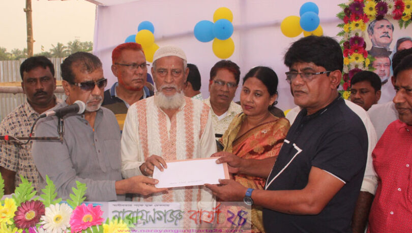 সোনাকান্দায় সেলিম ওসমানের ২৫লাখ টাকার চেক প্রদান