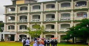 কদম রসুল কলেজের প্রধান ফটক সম্মুখে বখাটেদের আড্ডা
