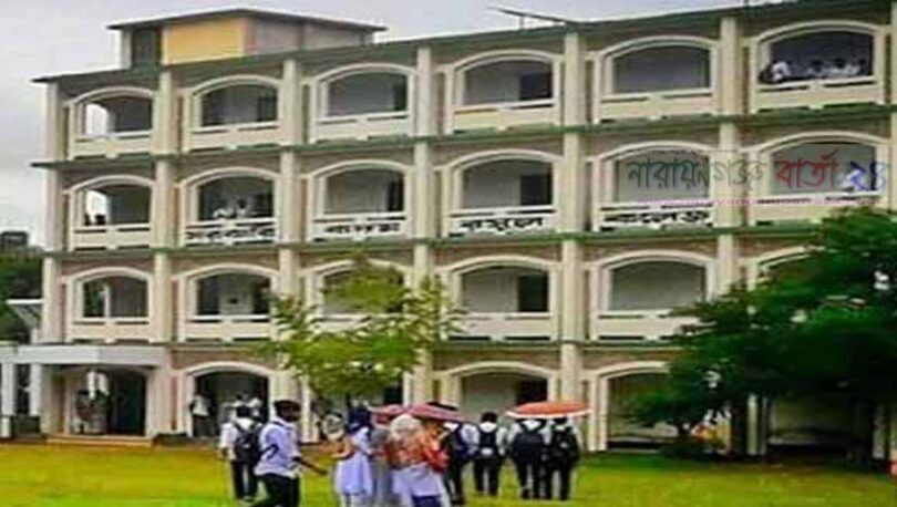 কদম রসুল কলেজের প্রধান ফটক সম্মুখে বখাটেদের আড্ডা