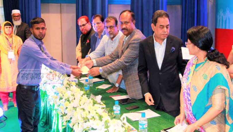অসুস্থ শ্রমিক ও মেধাবী সন্তানদের ৪১লাখ টাকা সহায়তা প্রদান