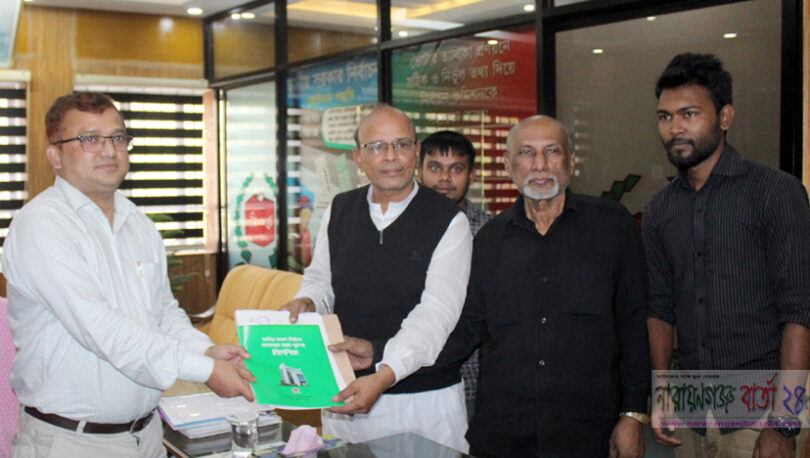 নির্বাচন কমিশন কর্মকর্তার কাছ থেকে জয়নাল আবেদীনের মনোনয়ন পত্র সংগ্রহ