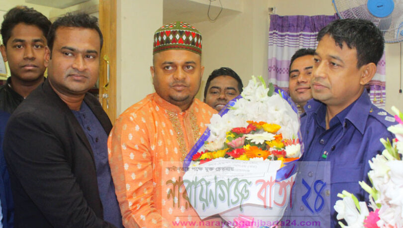 নব নিযুক্ত পুলিশ সুপারকে সংবর্ধনা জানালেন হাজী মো. আনোয়ার হোসেন