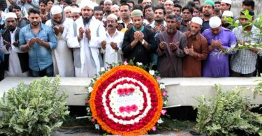 নাসিম ওসমানের কবরে নীট ডাইং গার্মেন্ট শ্রমিক কর্মচারী ফেডারেশনের শ্রদ্ধাঞ্জলী