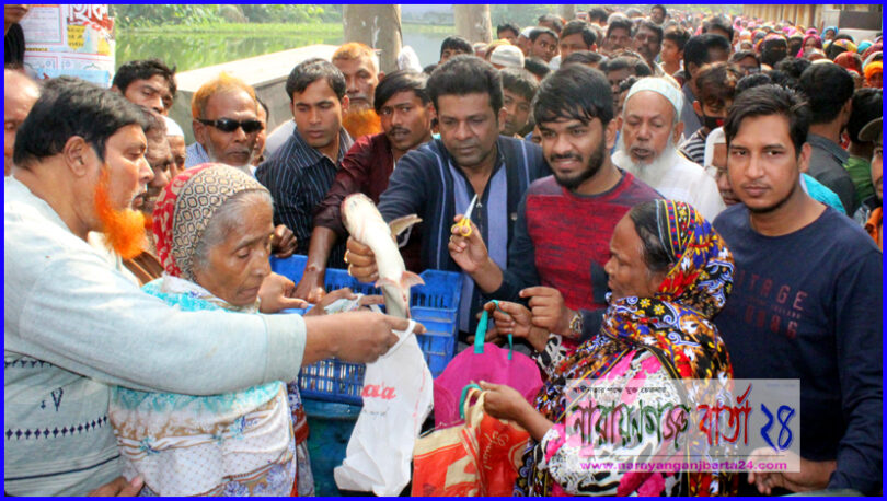 ফতুল্লায় কাউন্সিলর বাবুর মাছ বিতরণ