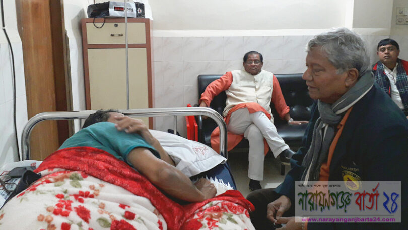 অসুস্থ কালামকে দেখতে হাসপাতালে আকরাম