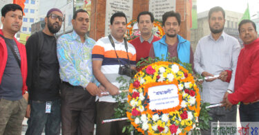 চাষাড়া বিজয়স্তম্ভে ফটো জার্নালিস্ট এসোঃ জেলা শাখার শ্রদ্ধাঞ্জলী