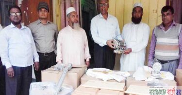 বন্দরে কৃষকদের মাঝে মৌ বাক্স বিতরন