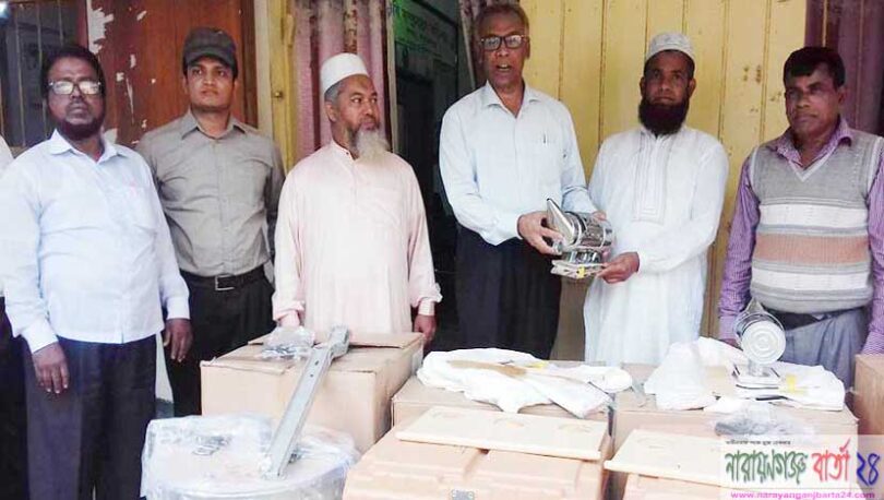 বন্দরে কৃষকদের মাঝে মৌ বাক্স বিতরন