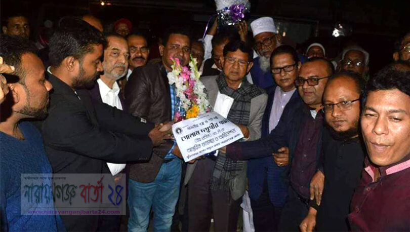 মন্ত্রী গাজীকে মুক্তিযোদ্ধা সংসদ সন্তান কমান্ডের ফুলেল শুভেচ্ছা