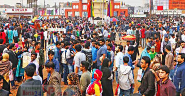 ছুটির দিনে দর্শনার্থী সমাগমে প্রাণ পেল বাণিজ্য মেলা