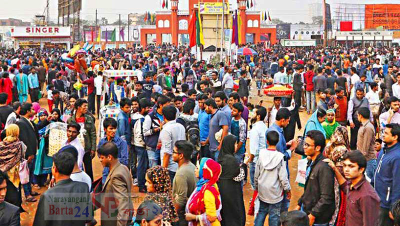 ছুটির দিনে দর্শনার্থী সমাগমে প্রাণ পেল বাণিজ্য মেলা