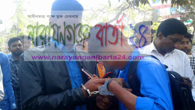 শহীদ মিনারে ধূমপান করায় শিক্ষার্থীদের জরিমানা