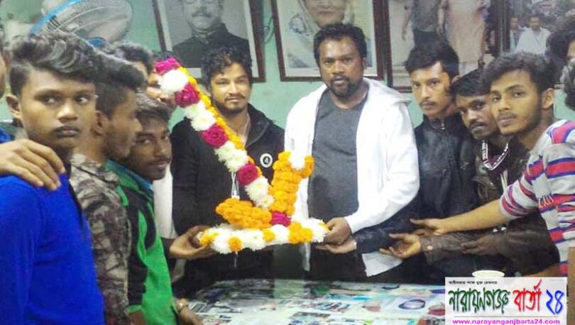 বন্দরে খান মাসুদকে ফুলের লাঙ্গল দিয়ে অভিনন্দন দুটি সংগঠনের