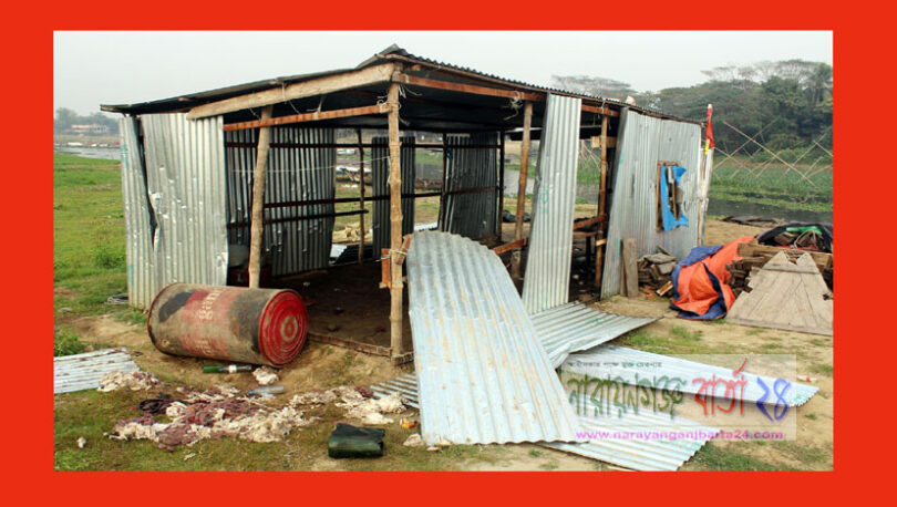 তেলের ব্যারেল ও ট্রলারের ইঞ্জিন চুরিসহ লুটপাটের অভিযোগ