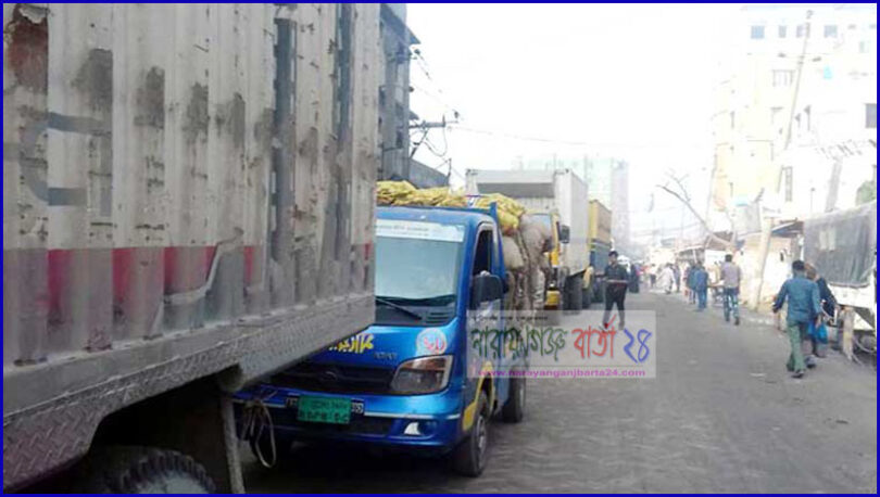 ফতুল্লায় অবন্তী কালারের শ্রমিক অসন্তোষ, সড়ক অবরোধ ও ভাঙচুর