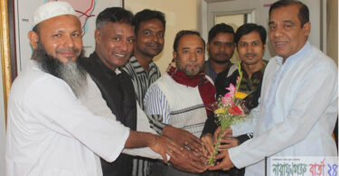 বন্দর থানা ওসিকে ফুলের অভ্যর্থনা জানালেন জুলহাস সরকার