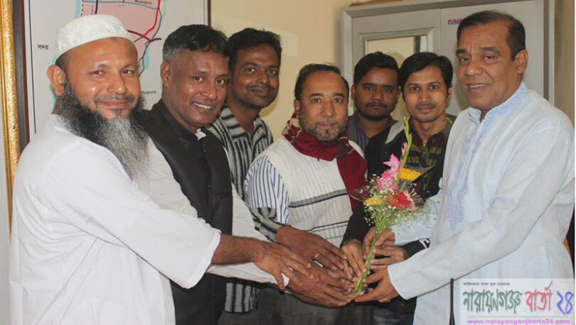 বন্দর থানা ওসিকে ফুলের অভ্যর্থনা জানালেন জুলহাস সরকার