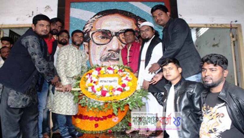 স্বদেশ প্রত্যাবর্তনে বঙ্গবন্ধুর প্রতিকৃতিতে সৈনিক লীগের শ্রদ্ধাঞ্জলী