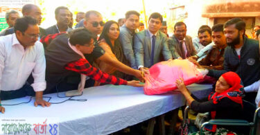 মুক্তিযোদ্ধা পরিবার ও দুস্থদের মাঝে শীতবস্ত্র বিতরণ