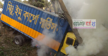 মহাসড়কে বৈদ্যুতিক খুটি ভেঙ্গে কার্গো খালে