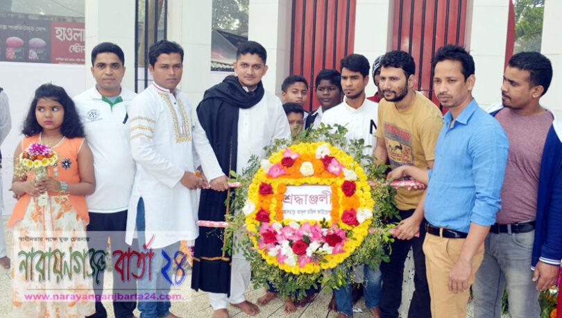 শহীদবেদীতে আব্দুল মজিদ ফাউন্ডেশনের ফুল দিয়ে শ্রদ্ধা