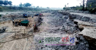 বদলগাছীতে নদীর পার কেটে ইট ভাটায় মাটি বিক্রি, ভেঙ্গে পড়ছে ফসলি জমি