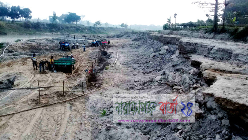 বদলগাছীতে নদীর পার কেটে ইট ভাটায় মাটি বিক্রি, ভেঙ্গে পড়ছে ফসলি জমি
