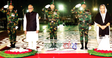 একুশের প্রথম প্রহরে শহীদ মিনারে রাষ্ট্রপতি ও প্রধানমন্ত্রীর শ্রদ্ধা