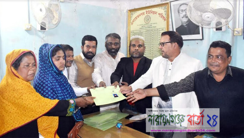ভিজিডি কার্ড বিতরণ কর‌লেন চেয়ারম্যান আসাদুজ্জামান