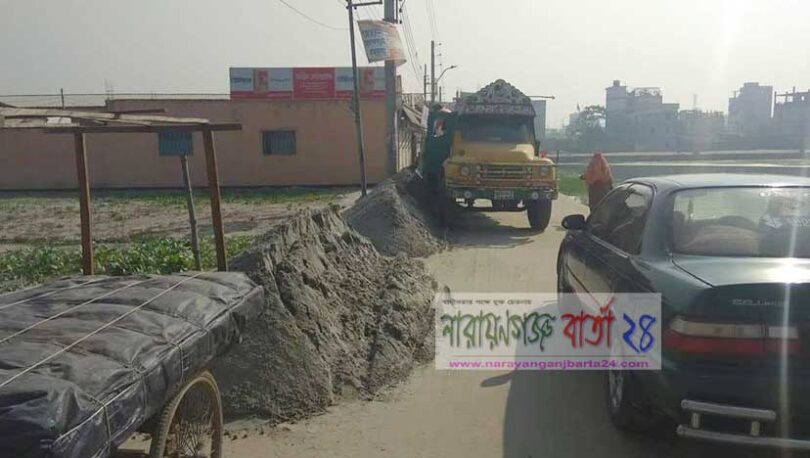 নাসিক ৮নং ওয়ার্ডে ইট, বালু আর দোকানীদের দখলে সড়ক