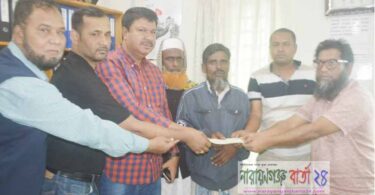 নিহত ট্রাক হেলপার হেলাল শেখের পরিবারের হাতে চেক হস্তান্তর