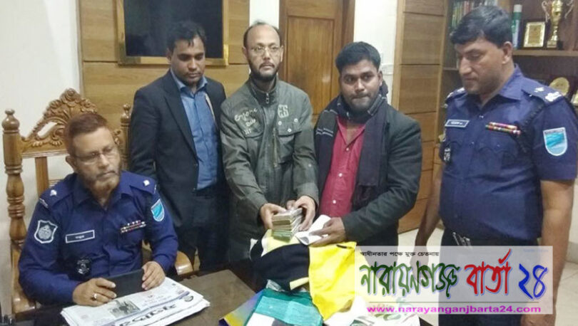 টাকাভর্তি ব্যাগ পেয়ে থানায় জমা দিলেন পাইকপাড়ার সারোয়ার