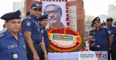 বঙ্গবন্ধুর জন্মবার্ষিকীতে না.গঞ্জ পুলিশের শ্রদ্ধা নি‌বেদন