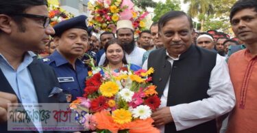স্বরাষ্ট্রমন্ত্রীকে ফুল দিয়ে বরণ করেন পুলিশ সুপার হারুন অর রশিদ