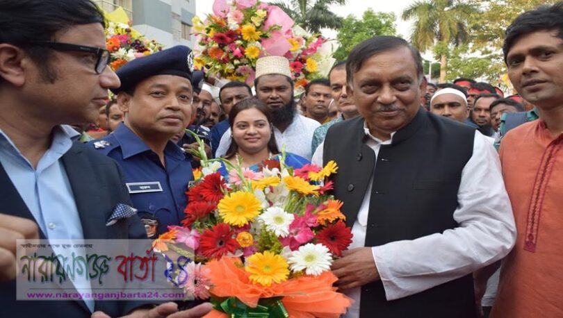 স্বরাষ্ট্রমন্ত্রীকে ফুল দিয়ে বরণ করেন পুলিশ সুপার হারুন অর রশিদ