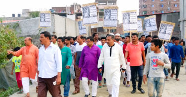 চিহ্নিত মাদক ব্যবসায়ী মানিকের মাদকের আস্তানায় এলাকাবাসীর অভিযান