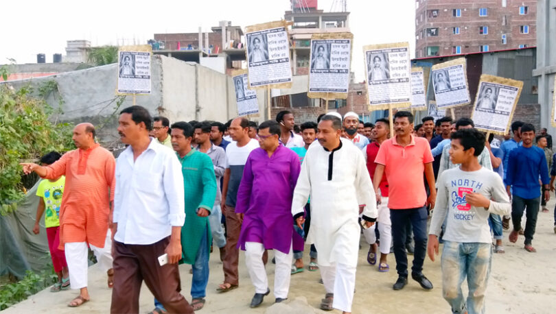 চিহ্নিত মাদক ব্যবসায়ী মানিকের মাদকের আস্তানায় এলাকাবাসীর অভিযান