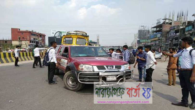 নিরাপদ সড়কের দাবিতে ঢাকা-চট্টগ্রাম মহাসড়কে শিক্ষার্থীরা