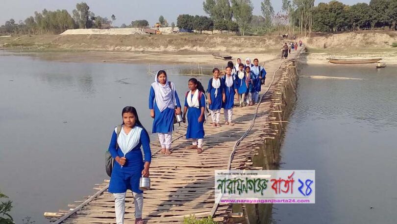 নওগাঁর মহিষবাথান ঘাটে ব্রীজ নির্মাণ না হওয়ায় দূর্ভোগ