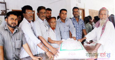 মতলব উত্তরে জেলেদের মাঝে চাল বিতরণ