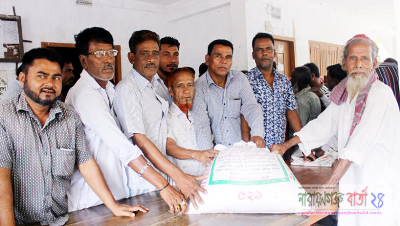 মতলব উত্তরে জেলেদের মাঝে চাল বিতরণ