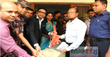 রাত পোহালেই ভোট, কেন্দ্রে কেন্দ্রে যাচ্ছে নির্বাচনী সরঞ্জাম