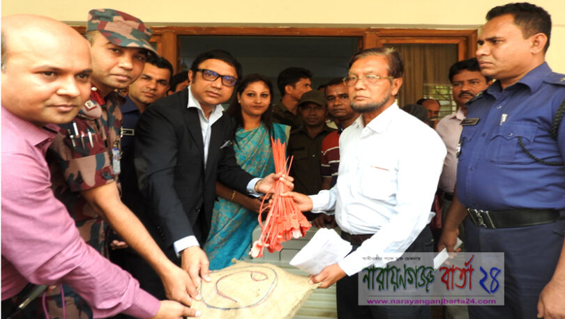 রাত পোহালেই ভোট, কেন্দ্রে কেন্দ্রে যাচ্ছে নির্বাচনী সরঞ্জাম